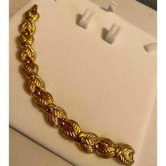 Trifari bracelet with a crown  the best of trifari - Picture 1 of 10